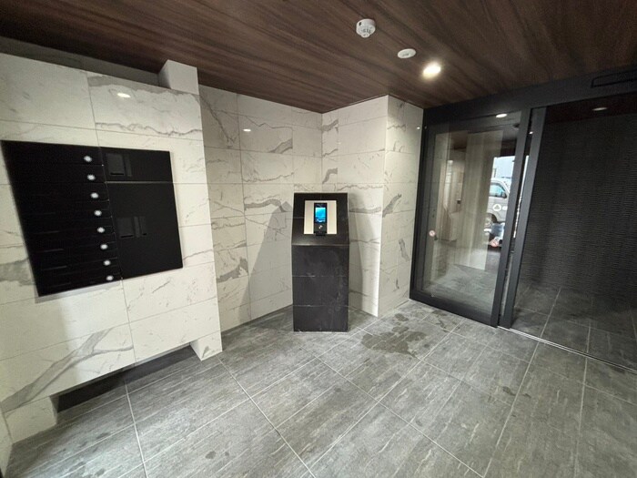 物件外観写真5　(エントランス部分)