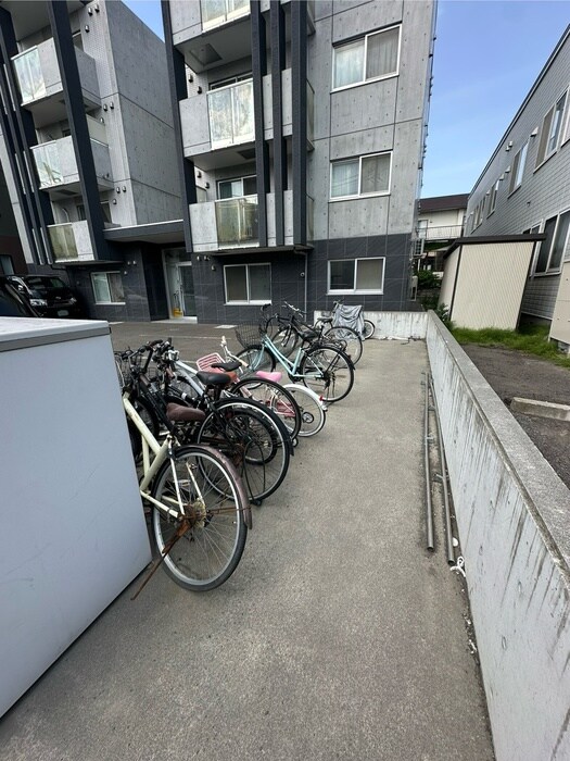 物件外観写真3　(駐輪場)