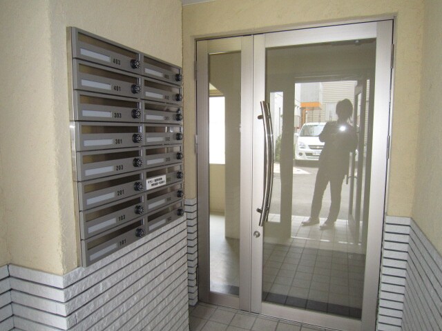 物件外観写真3　(エントランス部分)