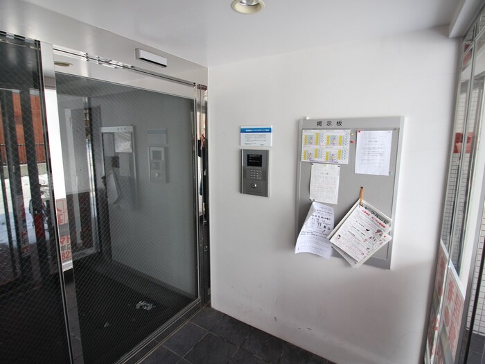 物件外観写真5　(エントランス部分)