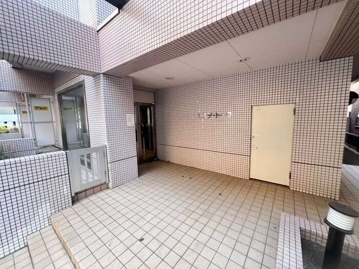 物件外観写真4　(エントランス部分)