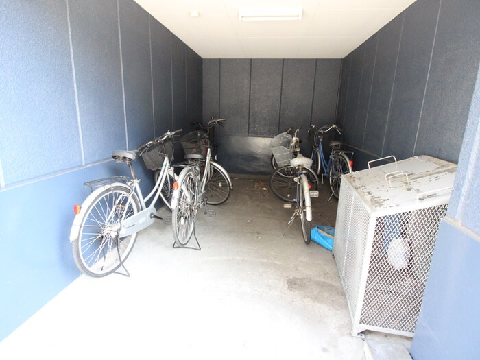 物件外観写真4　(駐輪場)