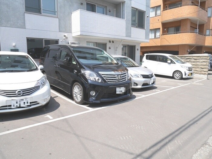 物件外観写真3　(駐車場)