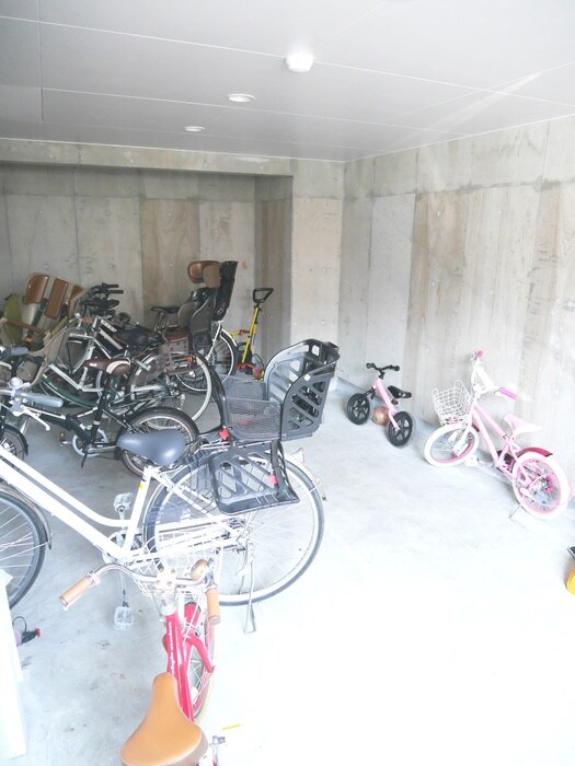 物件外観写真4　(駐輪場)