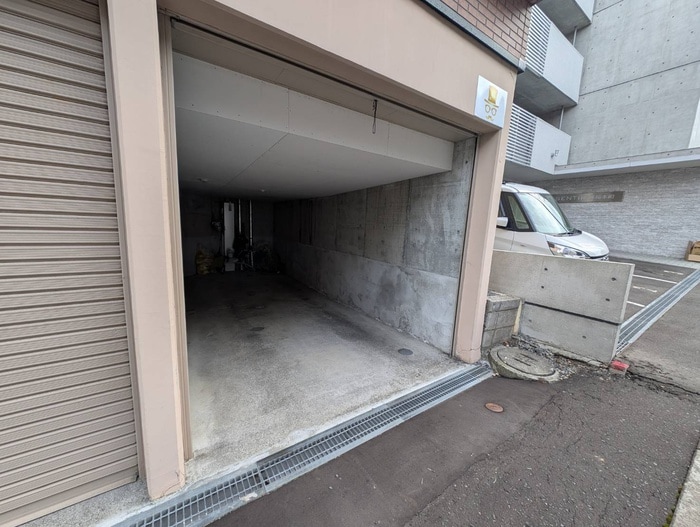 物件外観写真3　(駐車場)