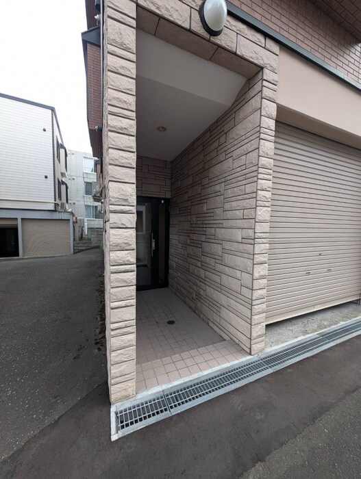 物件外観写真4　(エントランス部分)