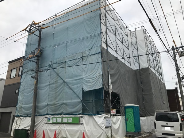 建築中