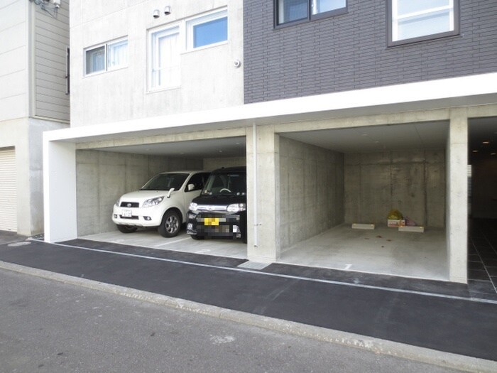 物件外観写真6　(駐車場)