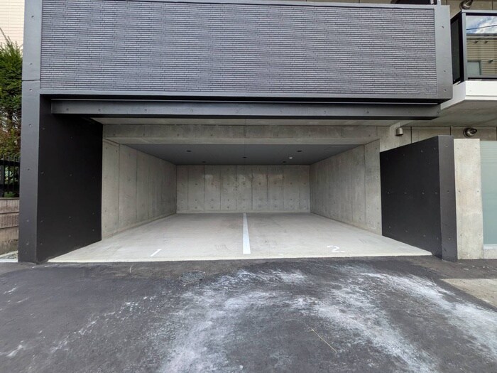 物件外観写真3　(駐車場)