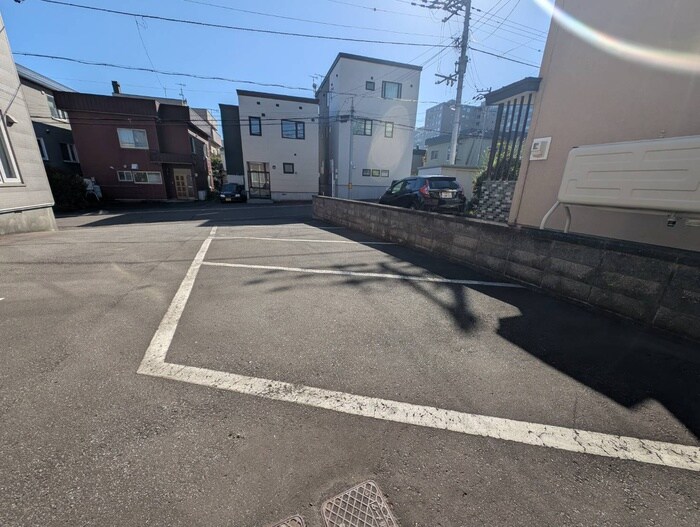 物件外観写真4　(駐車場)