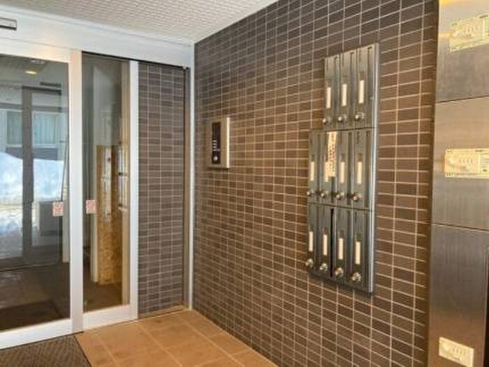 物件外観写真4　(エントランス部分)