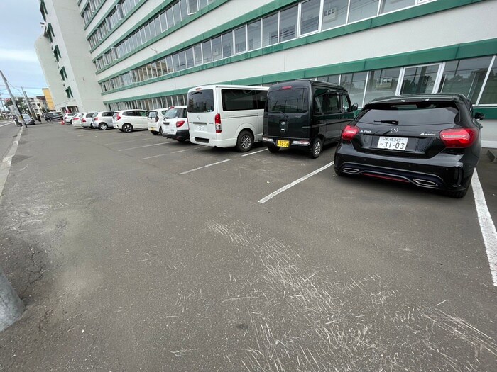 物件外観写真3　(駐車場)
