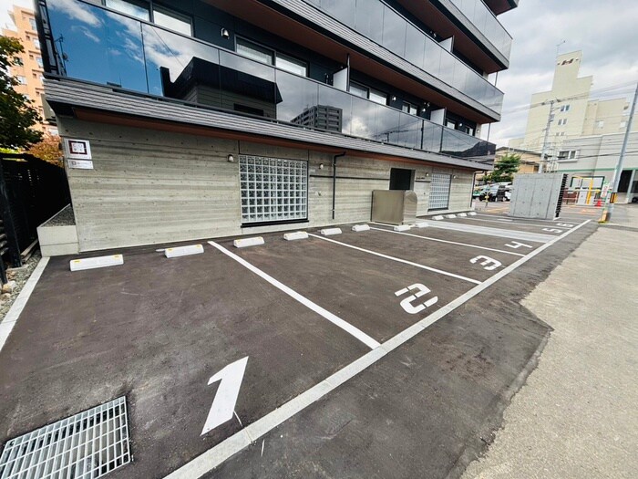 物件外観写真4　(駐車場)