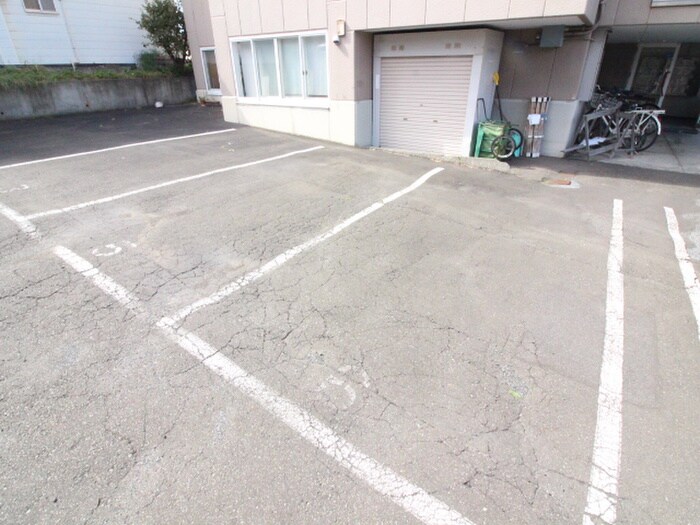 物件外観写真4　(駐車場)