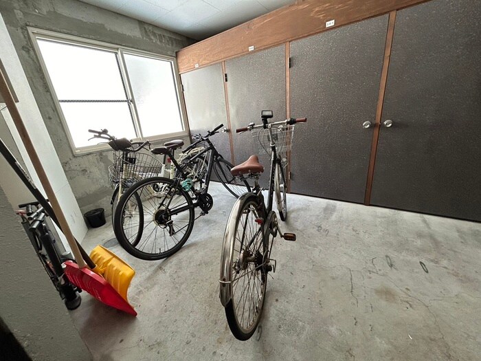 物件外観写真3　(駐輪場)