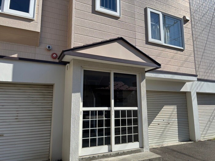 物件外観写真4　(エントランス部分)