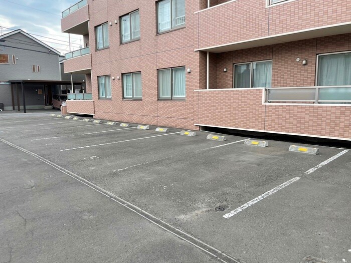 物件外観写真3　(駐車場)