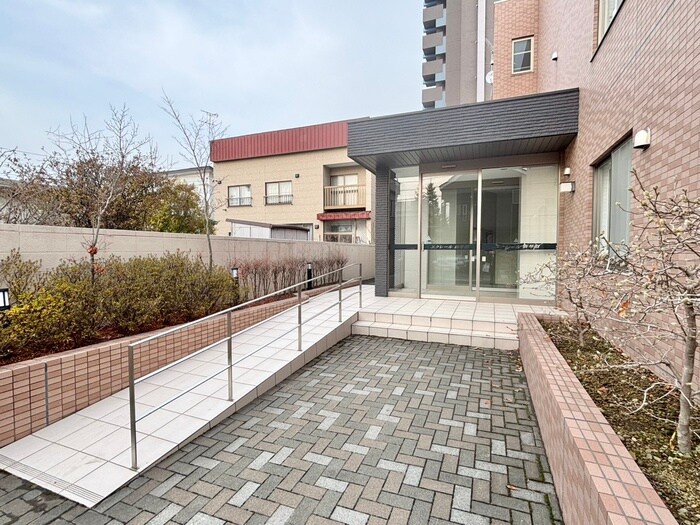 物件外観写真5　(エントランス部分)