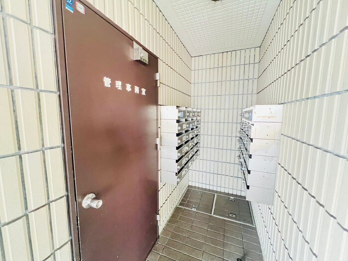 物件外観写真6　(エントランス部分)