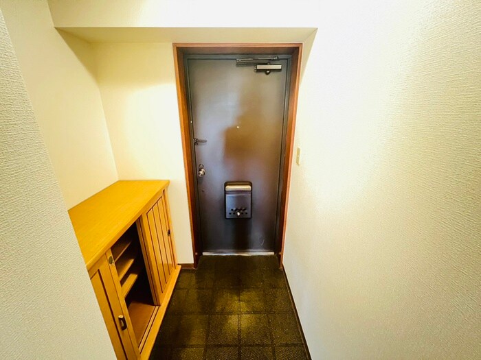 物件内観写真16　(玄関)