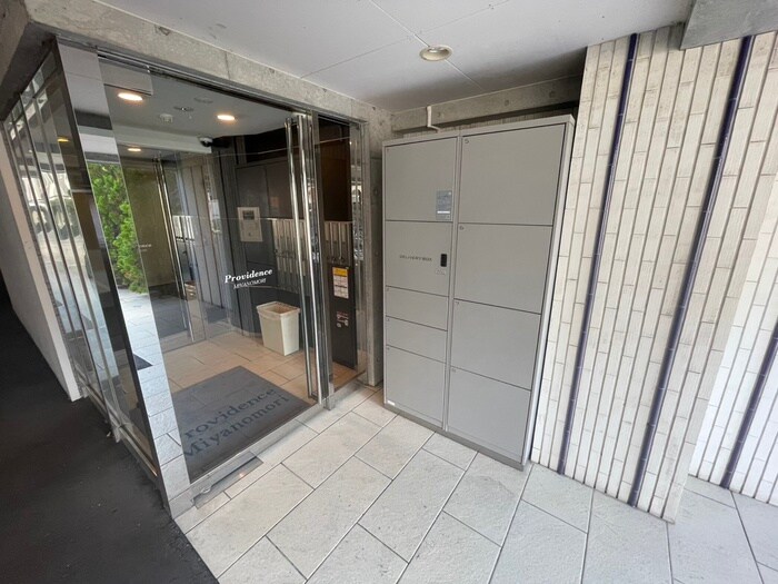 物件外観写真3　(エントランス部分)