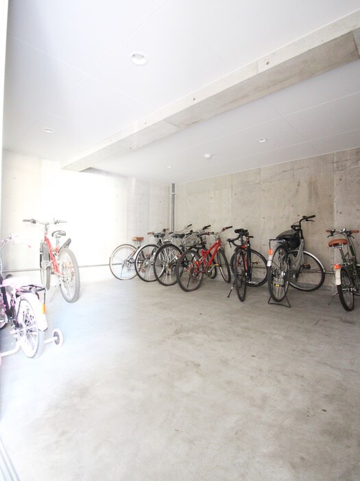 物件外観写真5　(駐輪場)