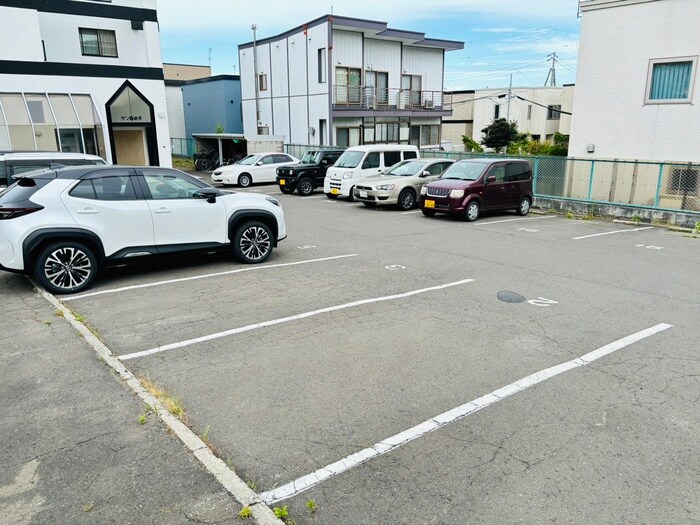 物件外観写真5　(駐車場)