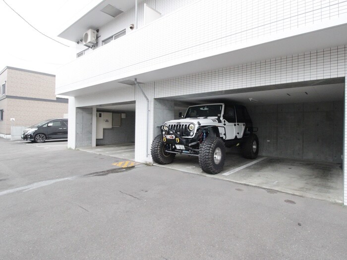 物件外観写真3　(駐車場)