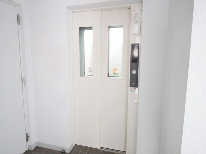 物件外観写真6　(エントランス部分)