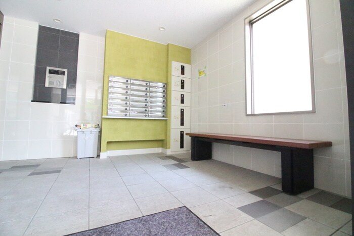 物件外観写真3　(エントランス部分)