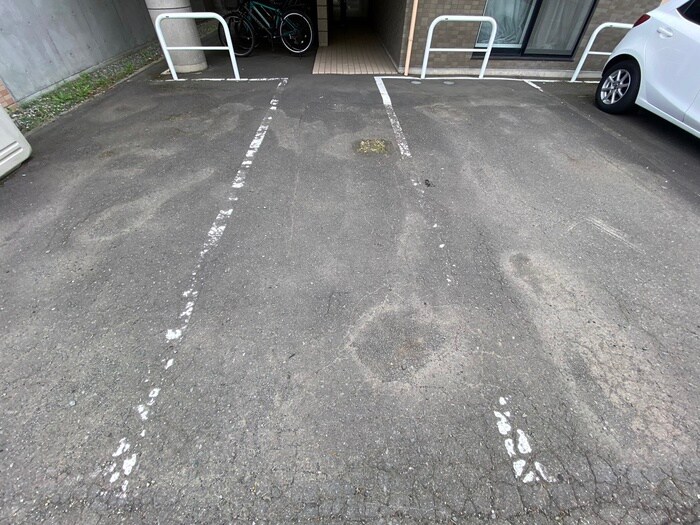 物件外観写真4　(駐車場)