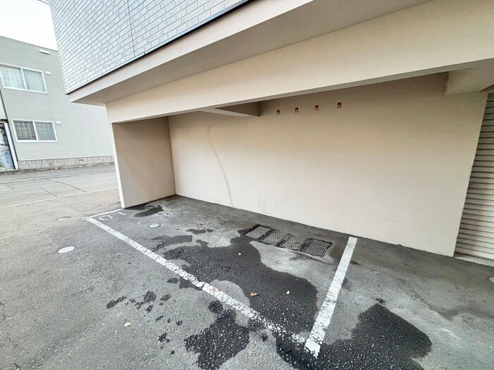 物件外観写真5　(駐車場)