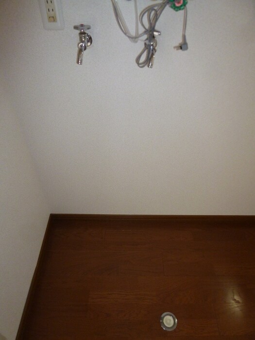 物件内観写真11　(洗濯機置場)