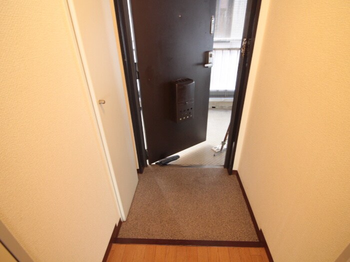 物件内観写真12　(玄関)