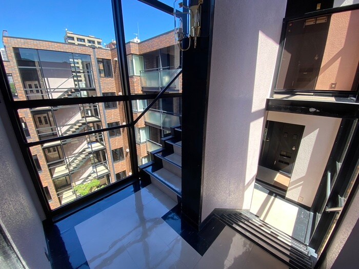 物件外観写真4　(エントランス部分)