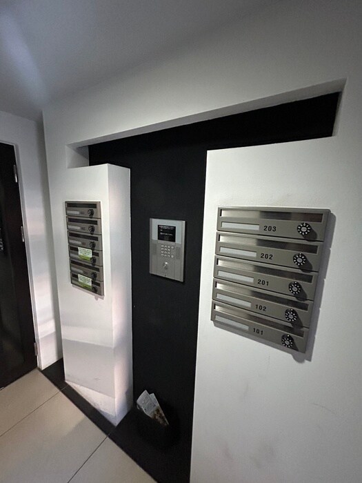 物件外観写真4　(エントランス部分)