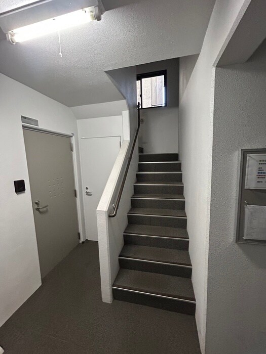 物件外観写真6　(エントランス部分)