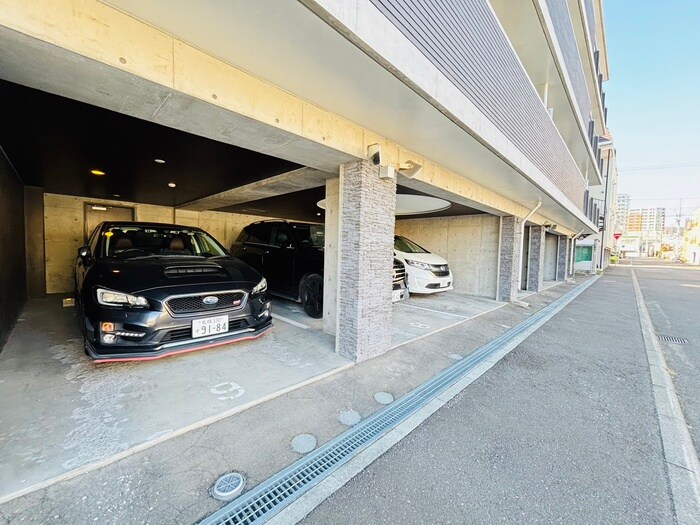 物件外観写真2　(駐車場)