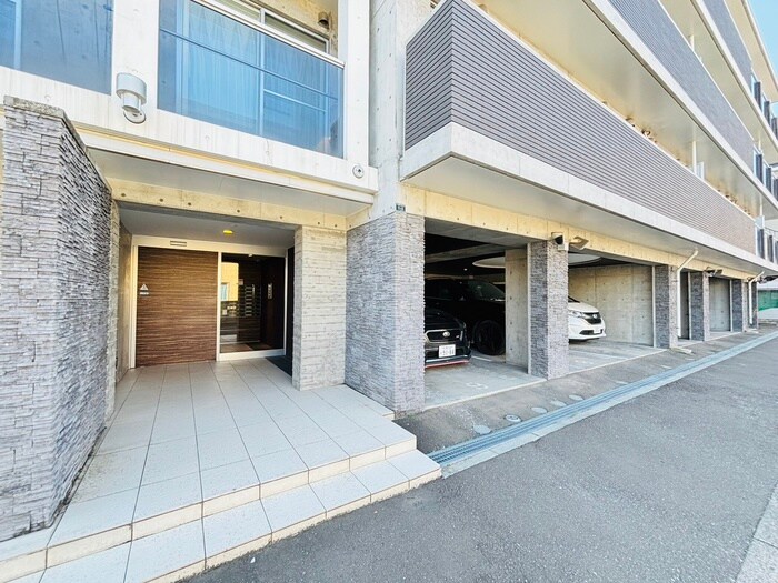 物件外観写真3　(エントランス部分)