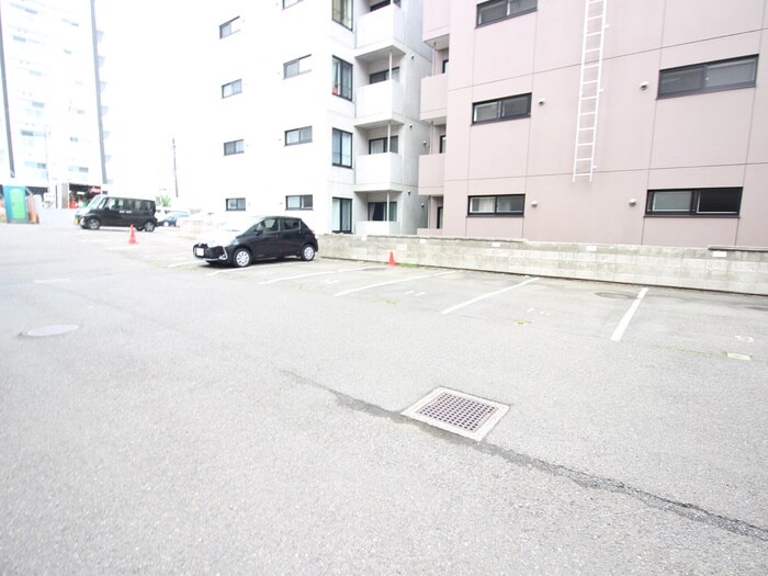 物件外観写真4　(駐車場)