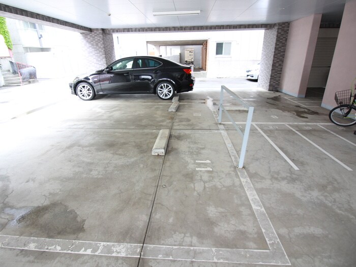 物件外観写真3　(駐車場)