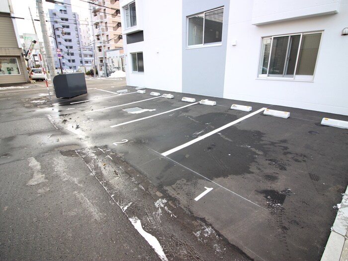 物件外観写真6　(駐車場)