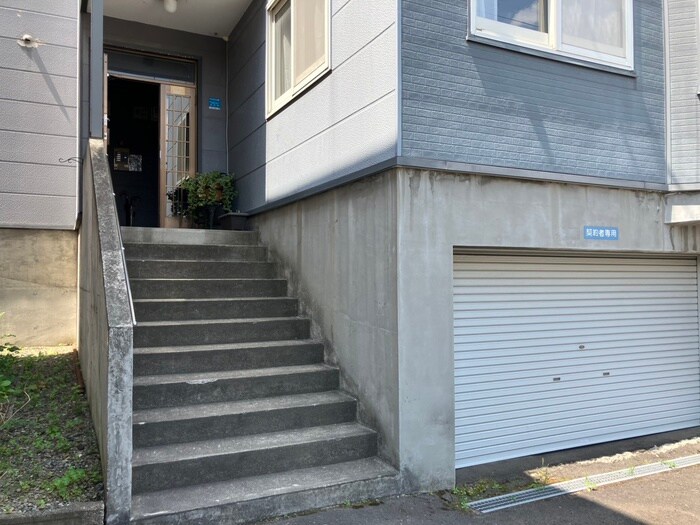 物件外観写真5　(エントランス部分)