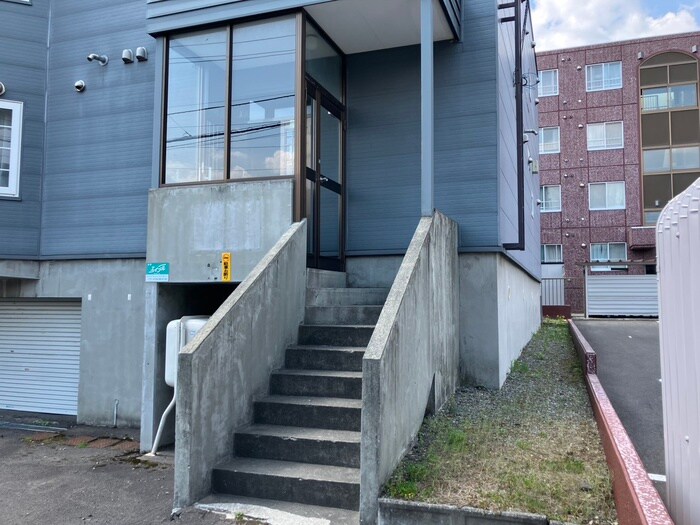 物件外観写真6　(エントランス部分)