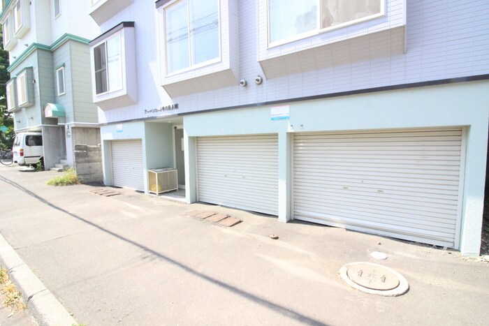 物件外観写真3　(駐車場)