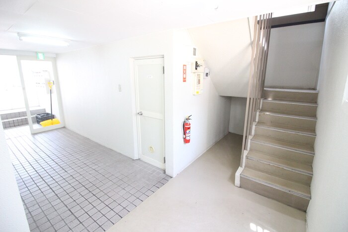 物件外観写真6　(エントランス部分)