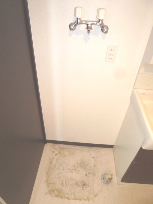 物件内観写真11　(洗濯機置場)