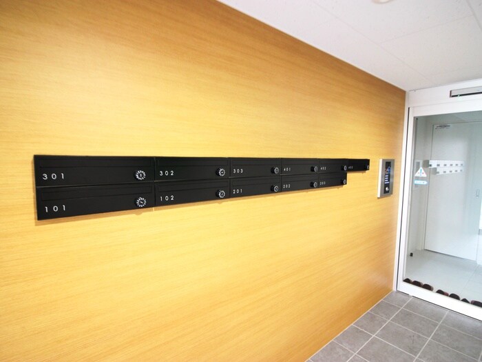 物件外観写真6　(エントランス部分)