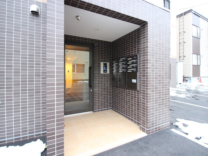 物件外観写真3　(エントランス部分)