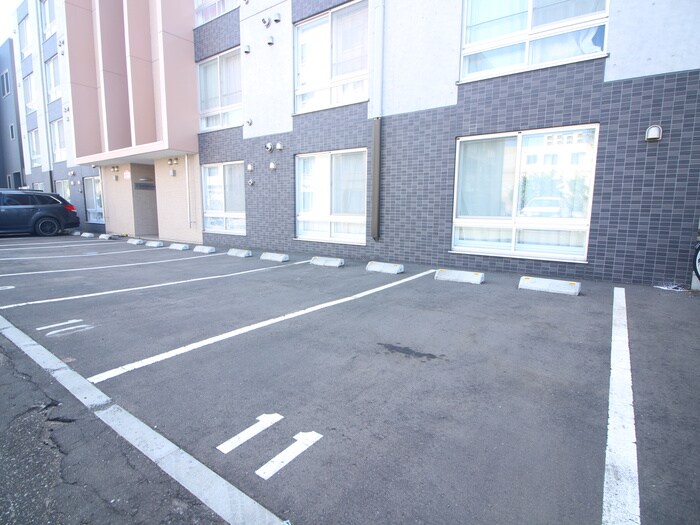 物件外観写真4　(駐車場)